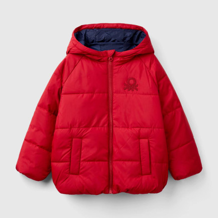Erkek Çocuk Kırmızı Sol Göğsü Logo Yamalı Önü Cepli Kapüşonlu Fermuarlı Mont Erkek Çocuk Kırmızı Sol Göğsü Logo Yamalı Önü Cepli Kapüşonlu Fermuarlı Mont