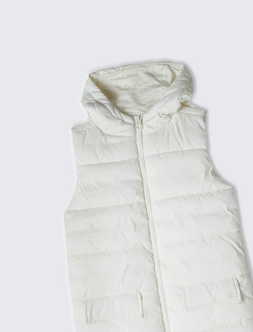 Kız Çocuk Beyaz Cebi Logo İşlemeli Kapüşonlu Uzun Suni Kuş Tüyü Yelek Kız Çocuk Beyaz Cebi Logo İşlemeli Kapüşonlu Uzun Suni Kuş Tüyü Yelek