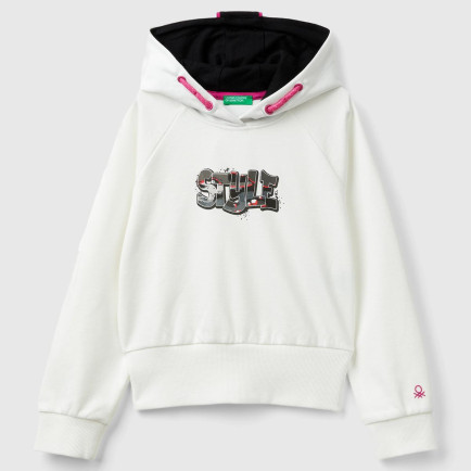 Kız Çocuk Beyaz Kolu Logo Detaylı Önü Su Bazlı Baskılı Kapüşonlu Kısa Sweatshirt