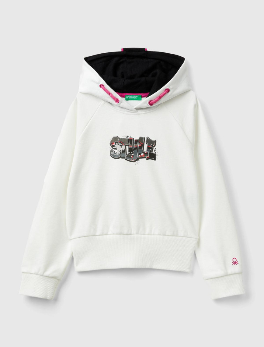 Kız Çocuk Beyaz Kolu Logo Detaylı Önü Su Bazlı Baskılı Kapüşonlu Kısa Sweatshirt Kız Çocuk Beyaz Kolu Logo Detaylı Önü Su Bazlı Baskılı Kapüşonlu Kısa Sweatshirt