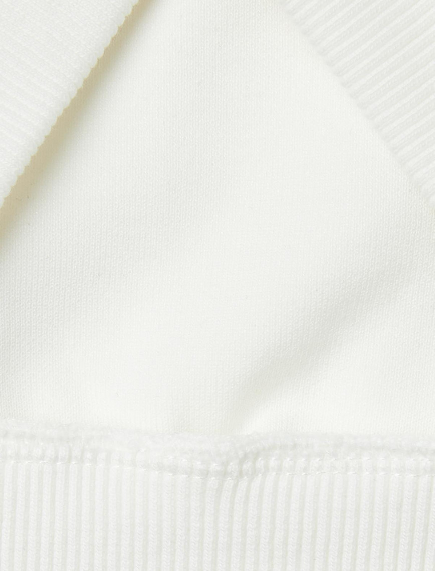 Kız Çocuk Beyaz Kolu Logo Detaylı Önü Su Bazlı Baskılı Kapüşonlu Kısa Sweatshirt Kız Çocuk Beyaz Kolu Logo Detaylı Önü Su Bazlı Baskılı Kapüşonlu Kısa Sweatshirt