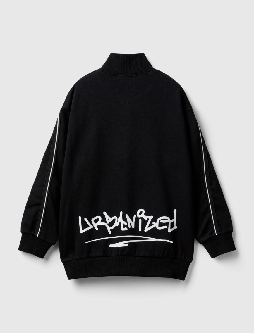 Erkek Çocuk Siyah Önü Arkası Baskılı Kolları Şerit Detaylı Fermuarlı Sweatshirt Erkek Çocuk Siyah Önü Arkası Baskılı Kolları Şerit Detaylı Fermuarlı Sweatshirt