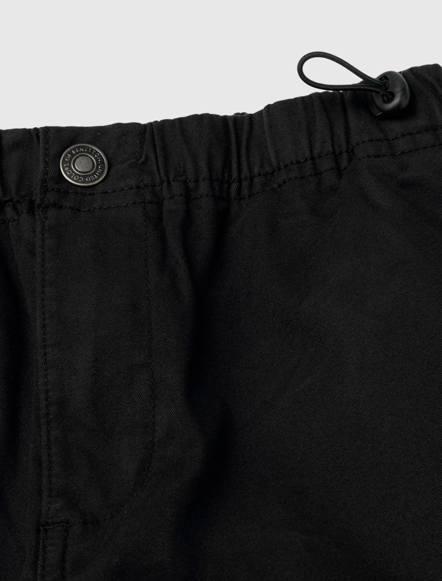 Erkek Çocuk Siyah Ön Cebi Logo Detaylı Beli Lastikli Beş Cepli Pantolon Erkek Çocuk Siyah Ön Cebi Logo Detaylı Beli Lastikli Beş Cepli Pantolon