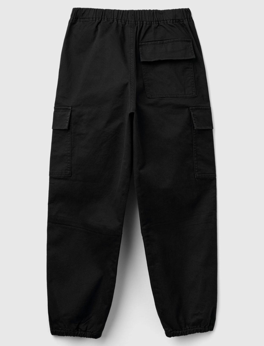 Erkek Çocuk Siyah Ön Cebi Logo Detaylı Beli Lastikli Beş Cepli Pantolon Erkek Çocuk Siyah Ön Cebi Logo Detaylı Beli Lastikli Beş Cepli Pantolon