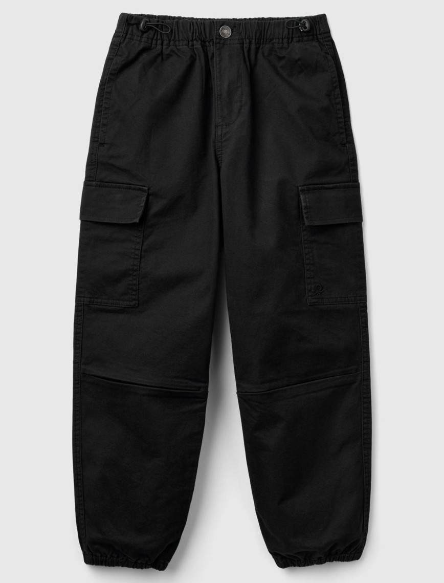 Erkek Çocuk Siyah Ön Cebi Logo Detaylı Beli Lastikli Beş Cepli Pantolon Erkek Çocuk Siyah Ön Cebi Logo Detaylı Beli Lastikli Beş Cepli Pantolon