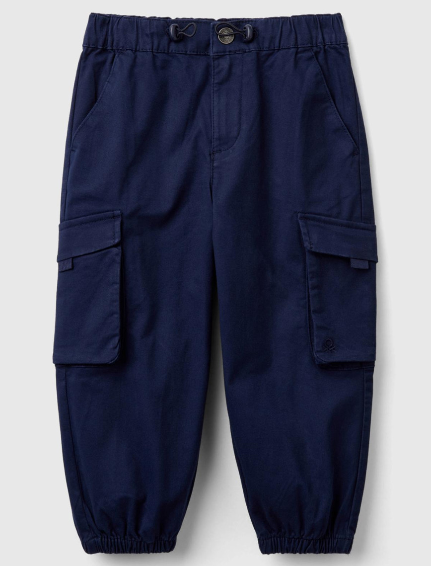 Erkek Çocuk Lacivert Cep Detaylı Logolu Beli ve Paçası Büzgülü Pantolon Erkek Çocuk Lacivert Cep Detaylı Logolu Beli ve Paçası Büzgülü Pantolon