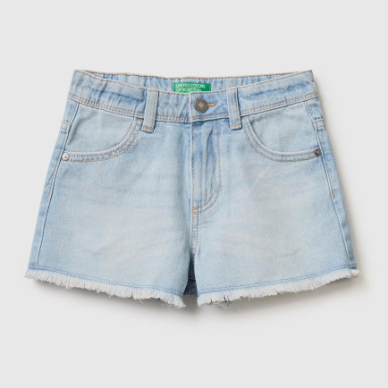 Kız Çocuk Açık Mavi Arka Cebi Logo İşlemeli Ucu Saçaklı Denim Bermuda Şort Kız Çocuk Açık Mavi Arka Cebi Logo İşlemeli Ucu Saçaklı Denim Bermuda Şort