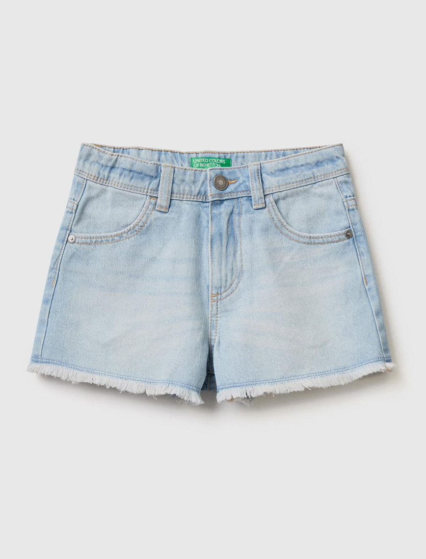 Kız Çocuk Açık Mavi Arka Cebi Logo İşlemeli Ucu Saçaklı Denim Bermuda Şort Kız Çocuk Açık Mavi Arka Cebi Logo İşlemeli Ucu Saçaklı Denim Bermuda Şort