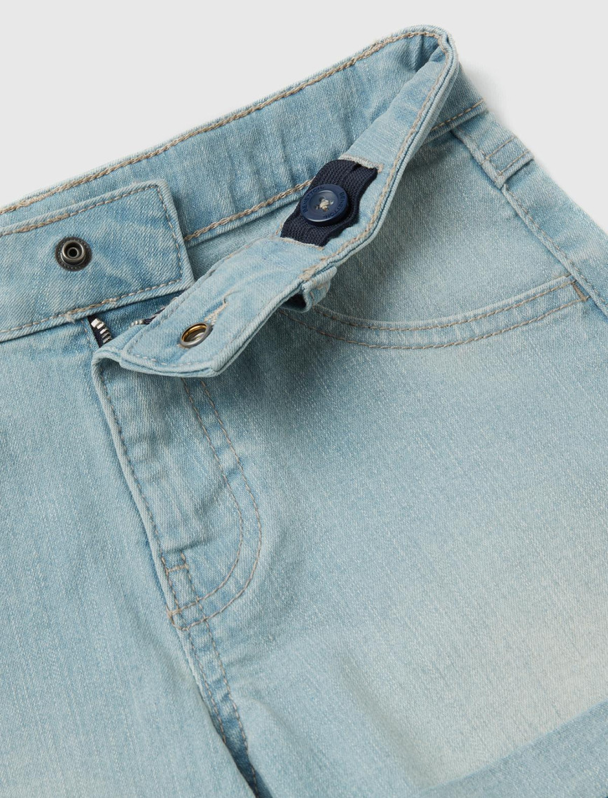 Kız Çocuk Açık Denim Eskitilmiş Efektli 5 Cepli Kısa Denim Şort Kız Çocuk Açık Denim Eskitilmiş Efektli 5 Cepli Kısa Denim Şort