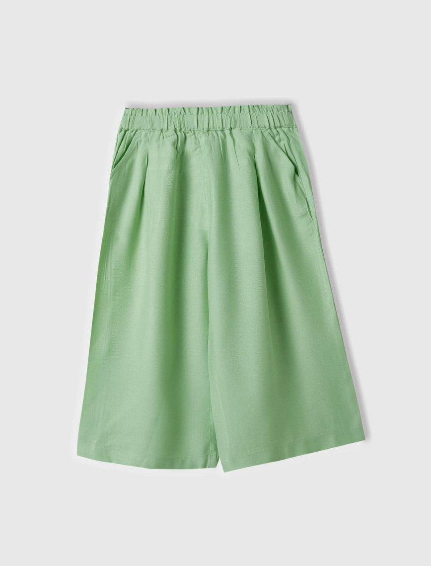 Kız Çocuk Açık Yeşil Beli Lastikli Arkası Biyeli Cepli Geniş Kesim Kısa Pantolon Kız Çocuk Açık Yeşil Beli Lastikli Arkası Biyeli Cepli Geniş Kesim Kısa Pantolon