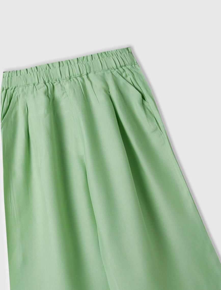 Kız Çocuk Açık Yeşil Beli Lastikli Arkası Biyeli Cepli Geniş Kesim Kısa Pantolon Kız Çocuk Açık Yeşil Beli Lastikli Arkası Biyeli Cepli Geniş Kesim Kısa Pantolon