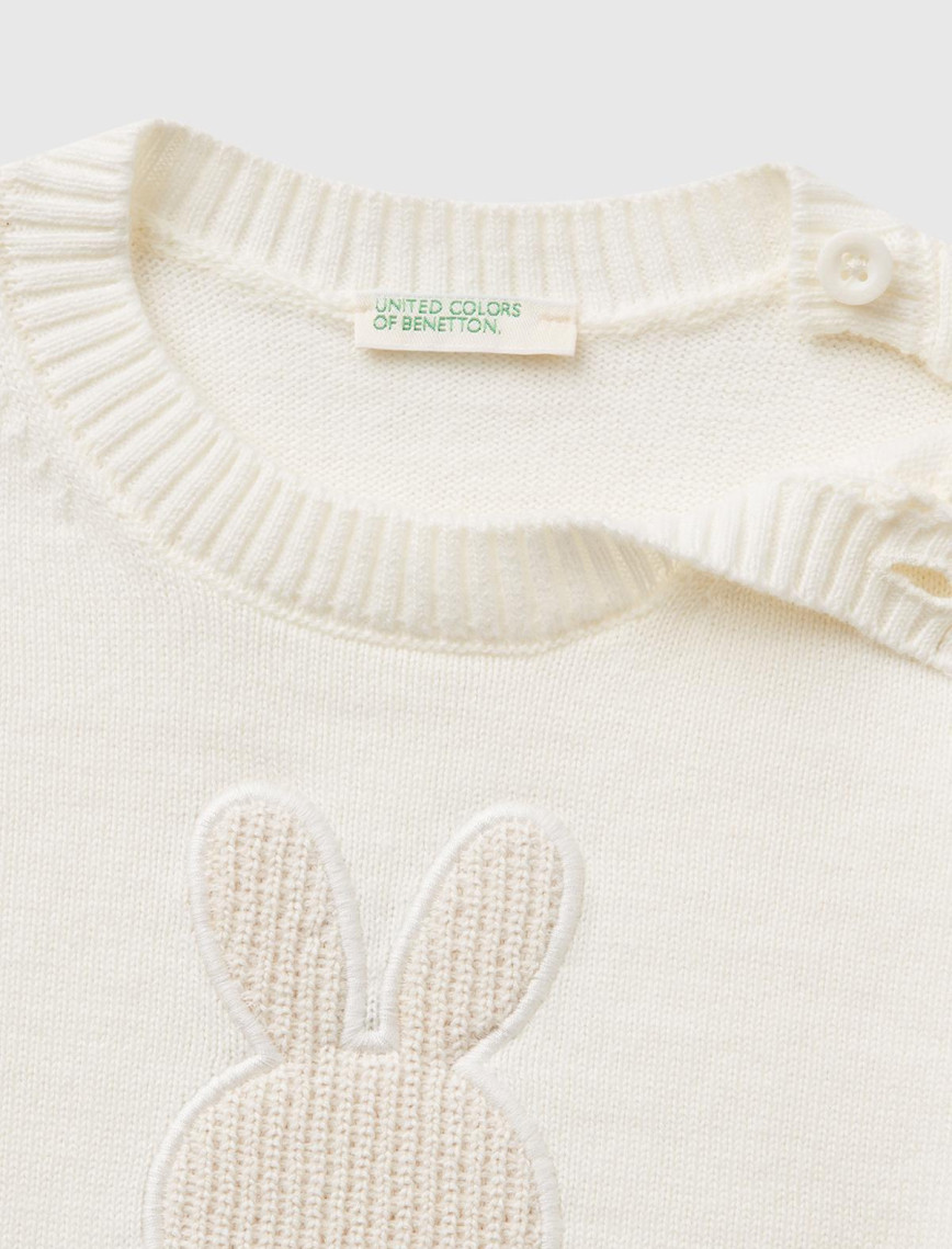 Bebek Beyaz Tavşan İşlemeli Logo Detaylı Bisiklet Yaka Kazak Bebek Beyaz Tavşan İşlemeli Logo Detaylı Bisiklet Yaka Kazak