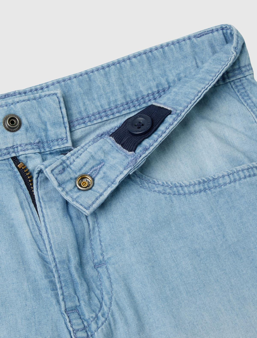 Erkek Çocuk Açık Mavi Logo İşlemeli 5 Cepli Kemer Delikli Denim Bermuda Şort Erkek Çocuk Açık Mavi Logo İşlemeli 5 Cepli Kemer Delikli Denim Bermuda Şort