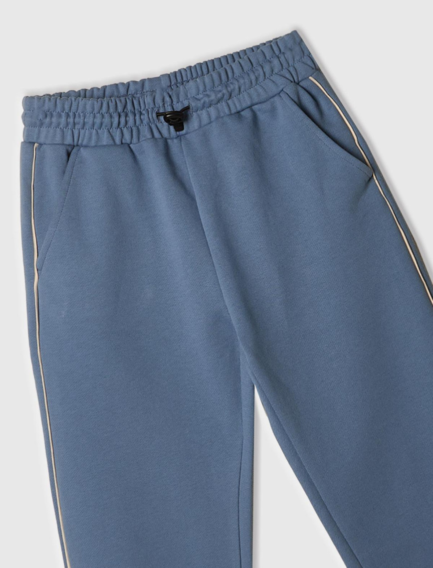 Erkek Çocuk Havacı Mavi Logolu Arka Cep Detaylı Beli Lastikli Manşetli Eşofman Altı Erkek Çocuk Havacı Mavi Logolu Arka Cep Detaylı Beli Lastikli Manşetli Eşofman Altı