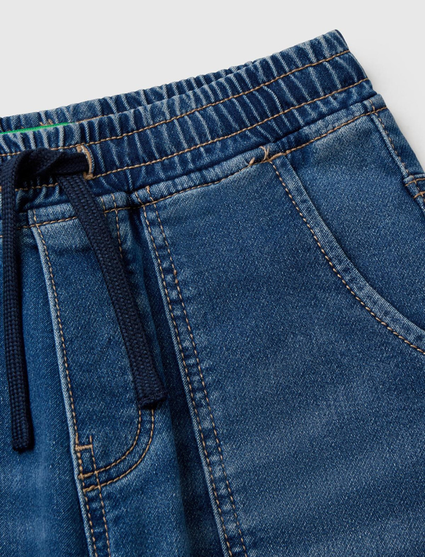 Erkek Çocuk Koyu Denim Logo Detaylı Büzgü İpli Denim Jogger Pantolon