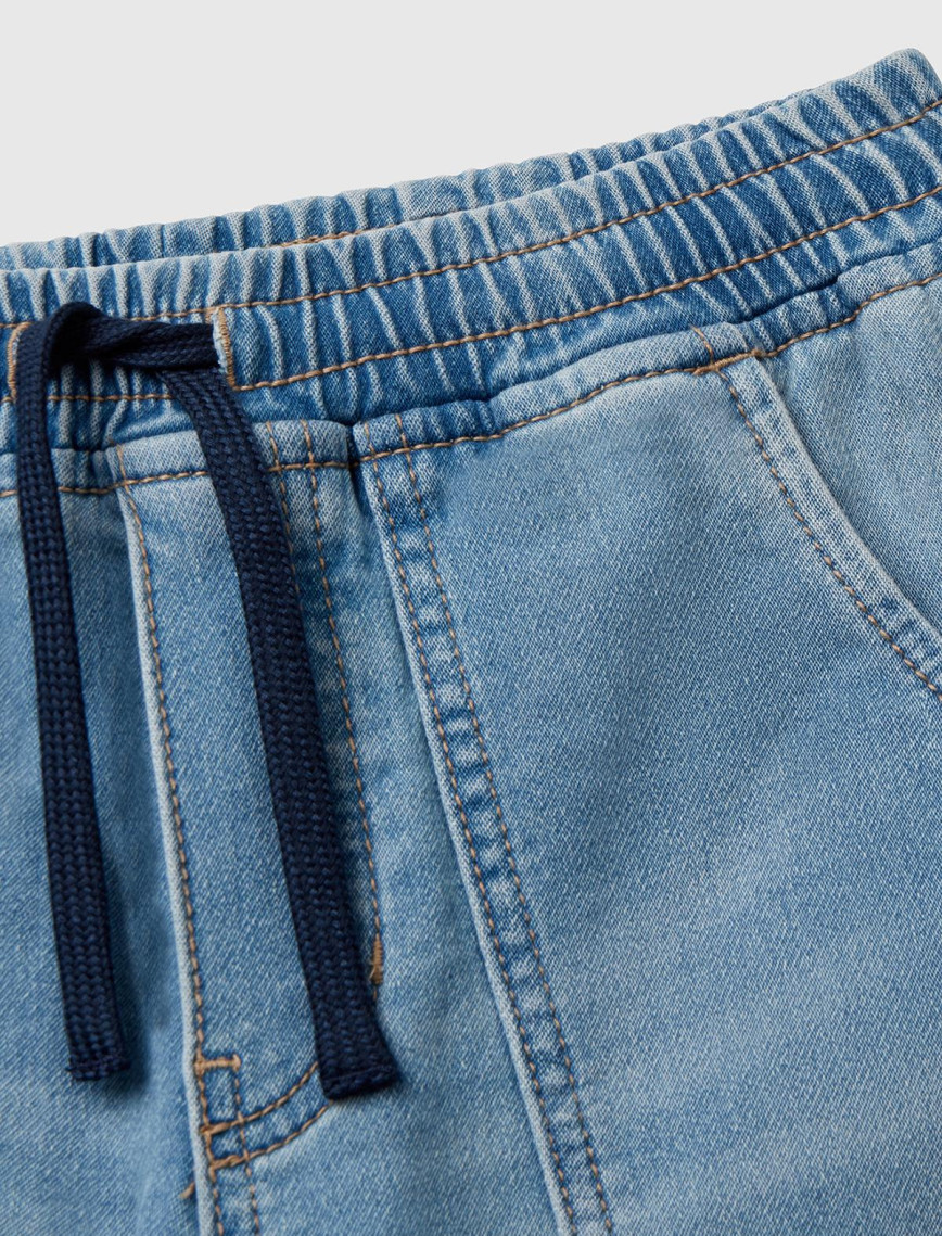 Erkek Çocuk Açık Denim Logo Detaylı Büzgü İpli Denim Jogger Pantolon