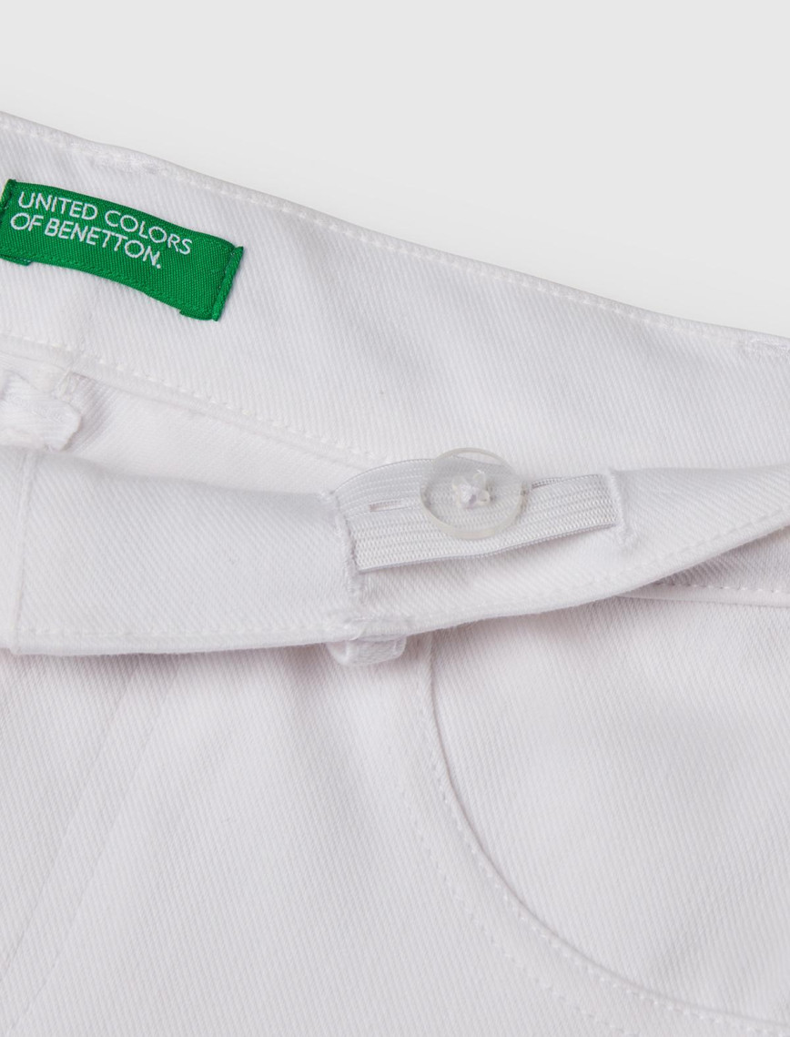 Kız Çocuk Beyaz Streç Kumaş Logo İşlemeli Kloş Pantolon Kız Çocuk Beyaz Streç Kumaş Logo İşlemeli Kloş Pantolon