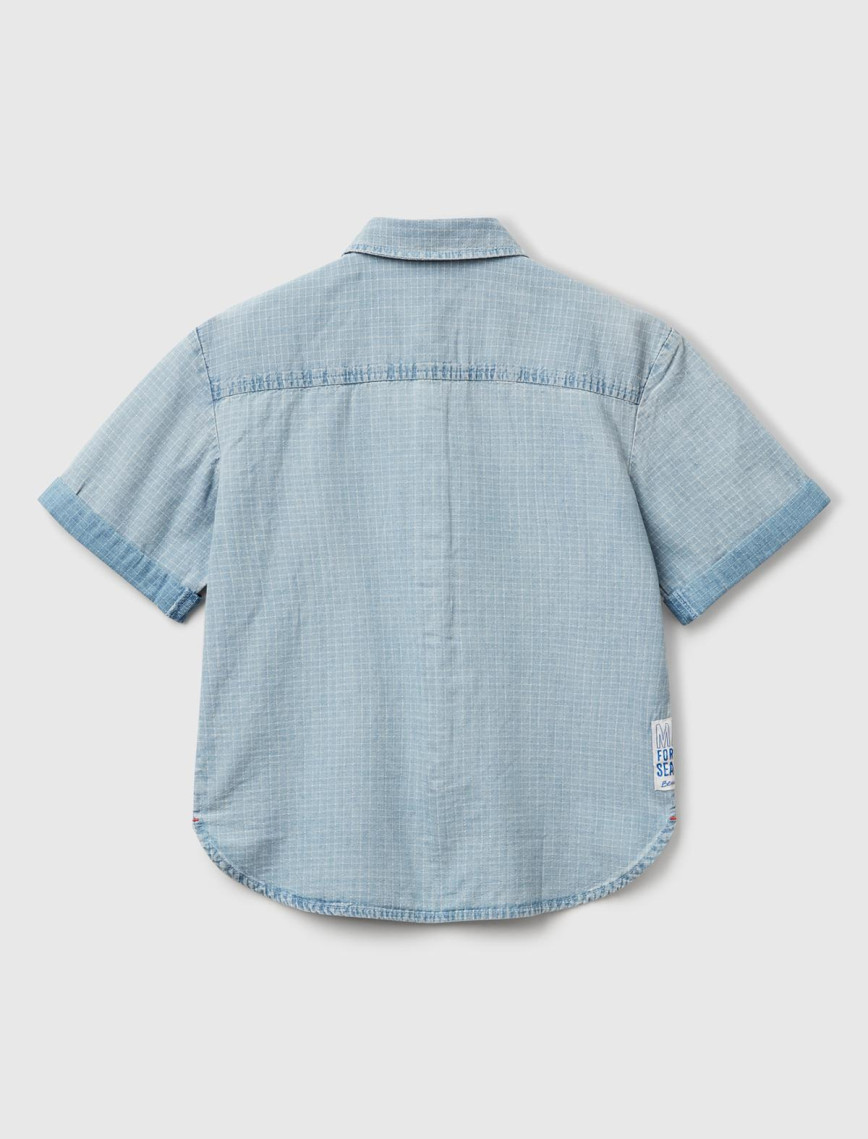 Erkek Çocuk Açık Denim Etiket Detaylı Önü Cepli Kısa Kollu Denim Gömlek Erkek Çocuk Açık Denim Etiket Detaylı Önü Cepli Kısa Kollu Denim Gömlek