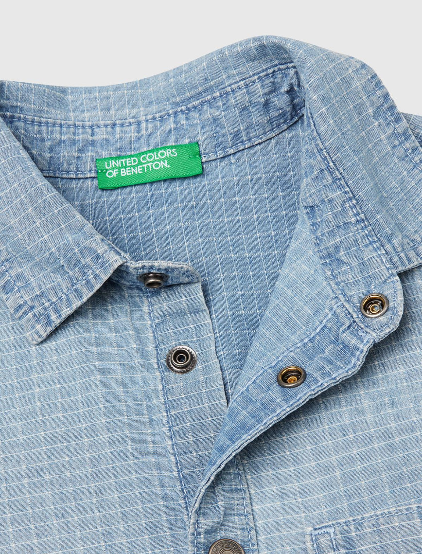 Erkek Çocuk Açık Denim Kolu Etiket Detaylı Önü Cepli Kısa Kollu Denim Gömlek Erkek Çocuk Açık Denim Kolu Etiket Detaylı Önü Cepli Kısa Kollu Denim Gömlek