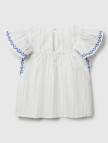 Kız Çocuk Beyaz Çizgili Kolu ve Önü Nakışlı Hafif Kloş Kısa Kollu Gömlek Kız Çocuk Beyaz Çizgili Kolu ve Önü Nakışlı Hafif Kloş Kısa Kollu Gömlek