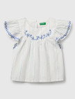 Kız Çocuk Beyaz Çizgili Kolu ve Önü Nakışlı Hafif Kloş Kısa Kollu Gömlek Kız Çocuk Beyaz Çizgili Kolu ve Önü Nakışlı Hafif Kloş Kısa Kollu Gömlek