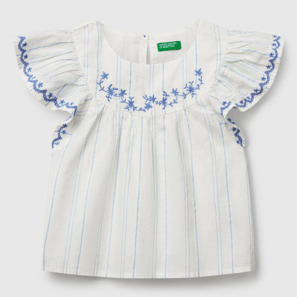 Kız Çocuk Beyaz Çizgili Kolu ve Önü Nakışlı Hafif Kloş Kısa Kollu Gömlek