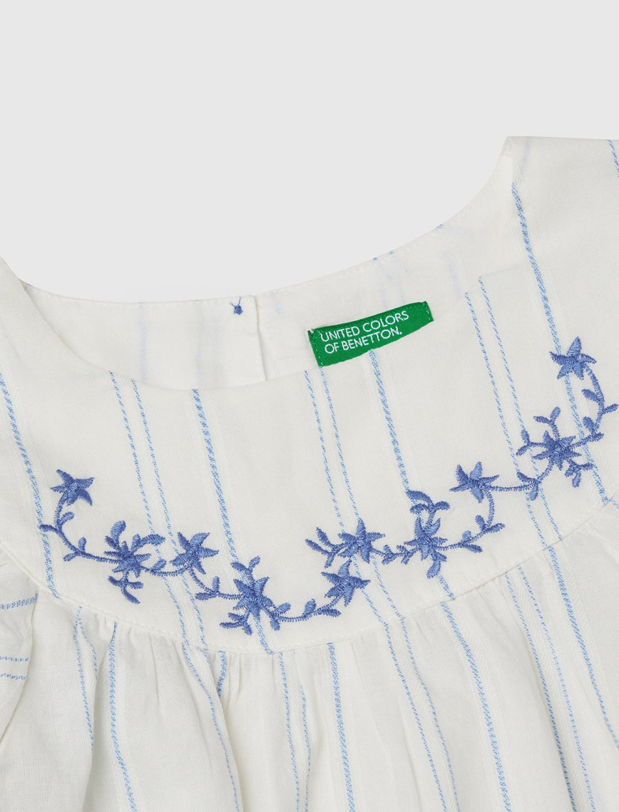 Kız Çocuk Beyaz Çizgili Kolu ve Önü Nakışlı Hafif Kloş Kısa Kollu Gömlek Kız Çocuk Beyaz Çizgili Kolu ve Önü Nakışlı Hafif Kloş Kısa Kollu Gömlek