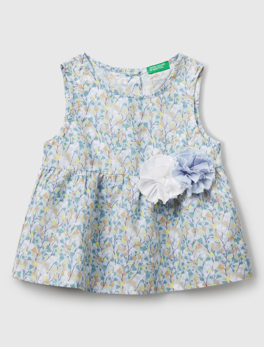 Kız Çocuk Mavi Keten Karışımlı Tamamı Desenli Çiçek Aplikeli Arkası Düğmeli Kolsuz Gömlek Kız Çocuk Mavi Keten Karışımlı Tamamı Desenli Çiçek Aplikeli Arkası Düğmeli Kolsuz Gömlek