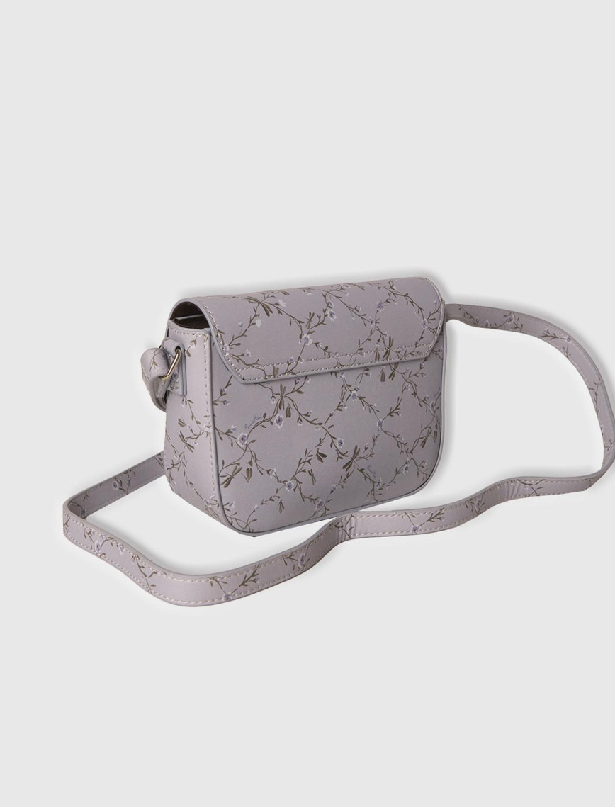 Kız Çocuk Lila Parlak Desenli Logo Detaylı Geniş Kapaklı Omuz Çantası Kız Çocuk Lila Parlak Desenli Logo Detaylı Geniş Kapaklı Omuz Çantası