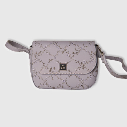 Kız Çocuk Lila Parlak Desenli Logo Detaylı Geniş Kapaklı Omuz Çantası Kız Çocuk Lila Parlak Desenli Logo Detaylı Geniş Kapaklı Omuz Çantası