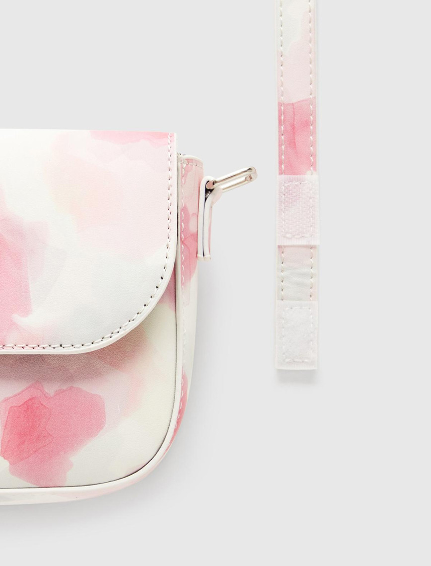 Kız Çocuk Pembe Mix Parlak Desenli Logo Detaylı Geniş Kapaklı Omuz Çantası Kız Çocuk Pembe Mix Parlak Desenli Logo Detaylı Geniş Kapaklı Omuz Çantası