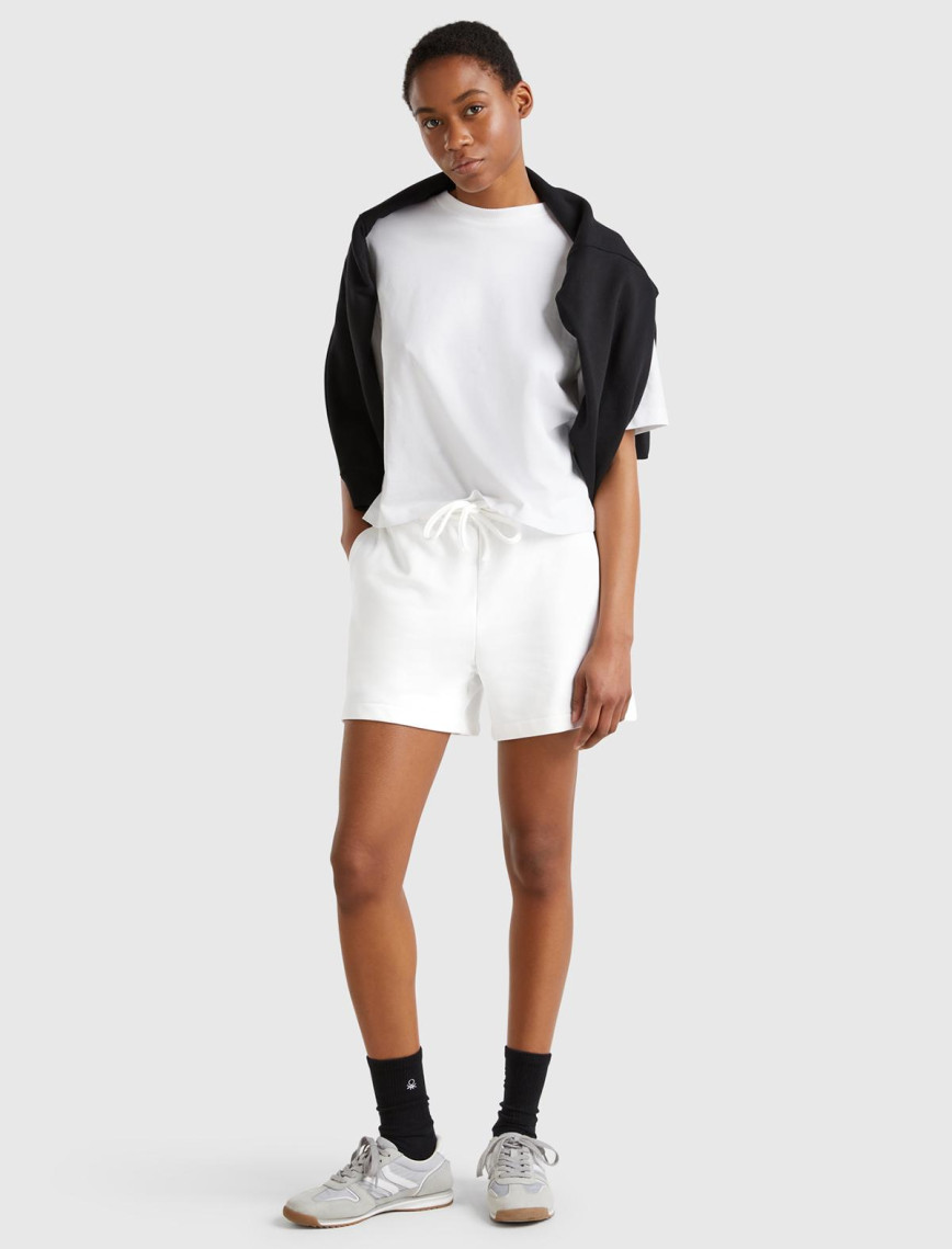 Kadın Beyaz Pamuk Karışımlı Logo Bantlı İpli Yüksek Bel Bermuda Şort Kadın Beyaz Pamuk Karışımlı Logo Bantlı İpli Yüksek Bel Bermuda Şort