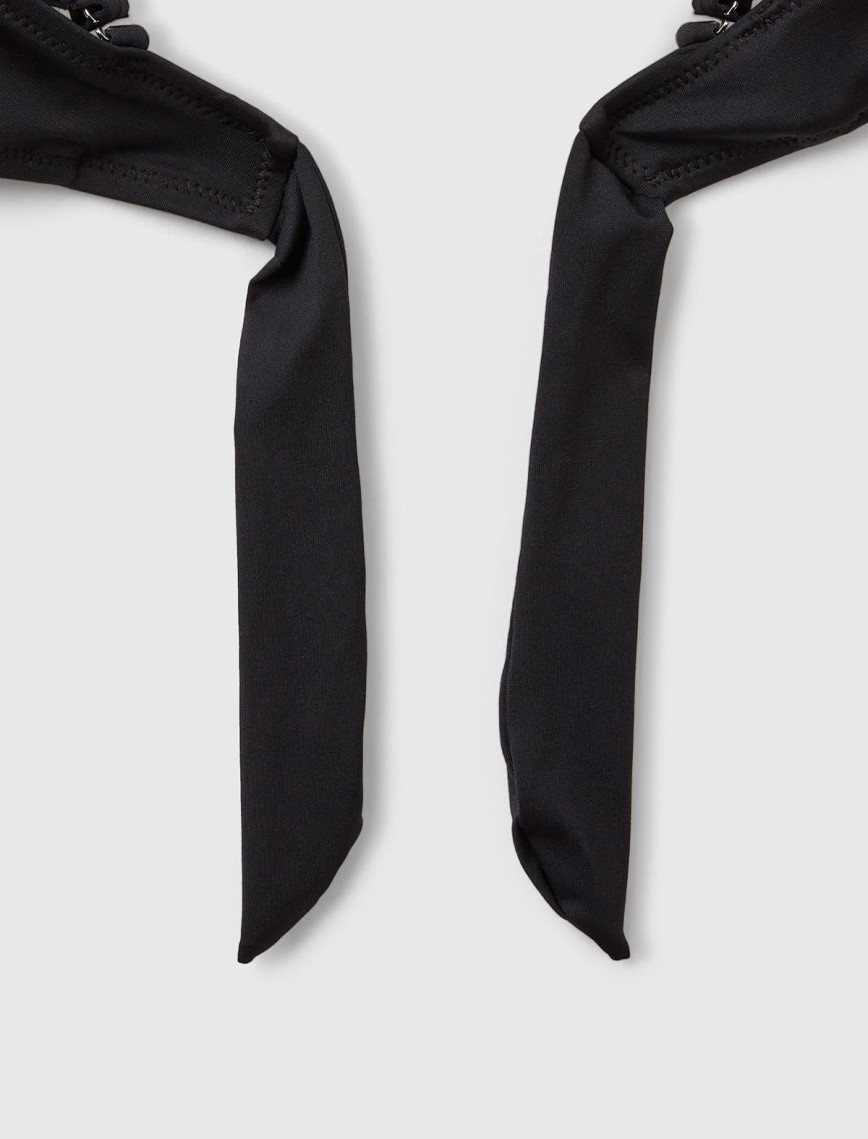 Kadın Siyah V Dekolteli Arkadan Bağlamalı Bikini Üstü Kadın Siyah V Dekolteli Arkadan Bağlamalı Bikini Üstü