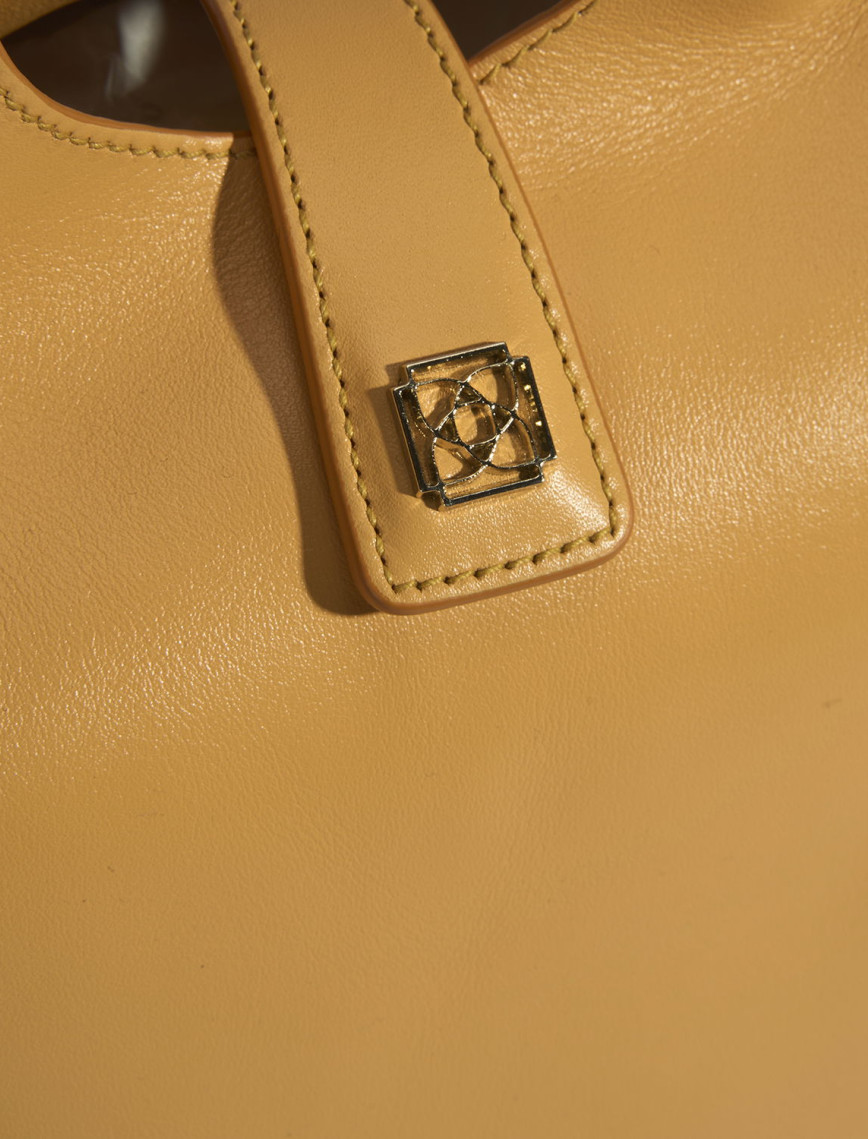 Kadın Turuncu Deri Omuz Çantası Kadın Turuncu Deri Omuz Çantası