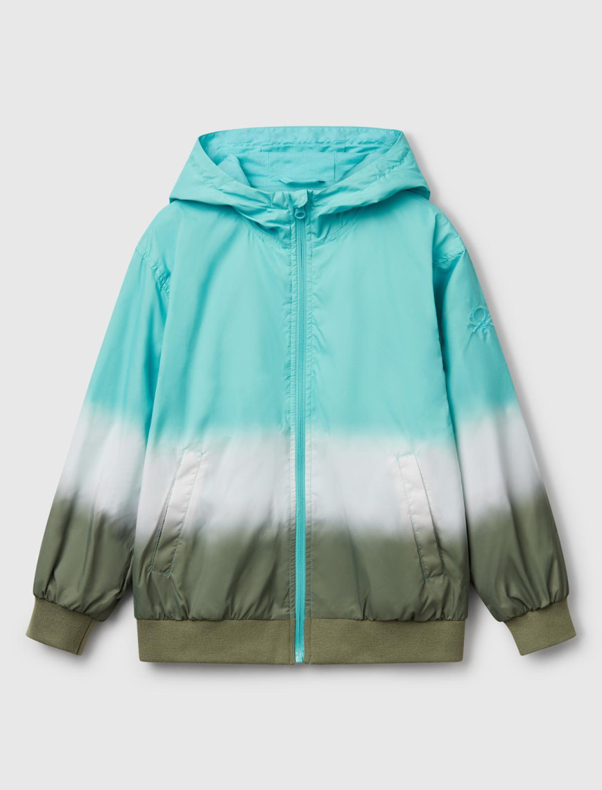 Erkek Çocuk Siyah Kolu Logo İşlemeli Fermuarlı Kapüşonlu Yağmurluk Erkek Çocuk Siyah Kolu Logo İşlemeli Fermuarlı Kapüşonlu Yağmurluk