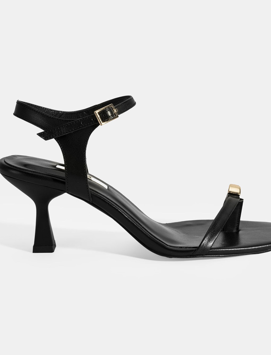 Kadın Beyaz Metal Aksesuarlı Parmak Arası Topuklu Ayakkabı Kadın Beyaz Metal Aksesuarlı Parmak Arası Topuklu Ayakkabı