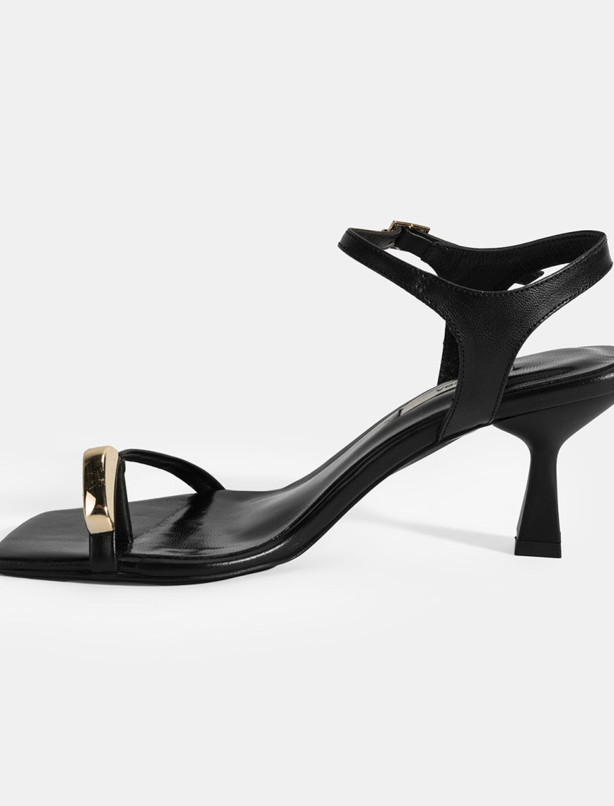 Kadın Siyah Metal Aksesuarlı Parmak Arası Topuklu Ayakkabı Kadın Siyah Metal Aksesuarlı Parmak Arası Topuklu Ayakkabı