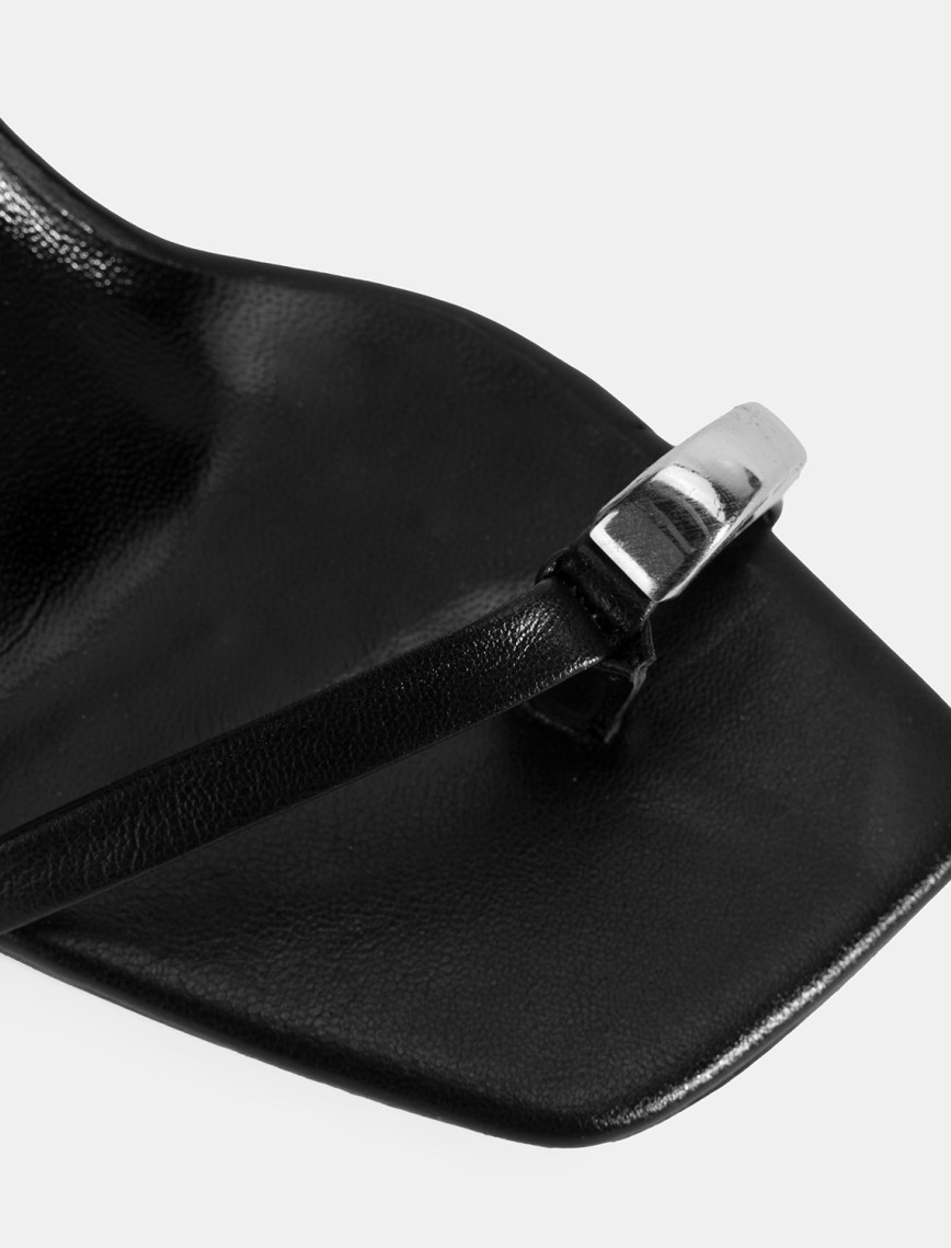 Kadın Siyah Metal Aksesuarlı Parmak Arası Topuklu Ayakkabı Kadın Siyah Metal Aksesuarlı Parmak Arası Topuklu Ayakkabı