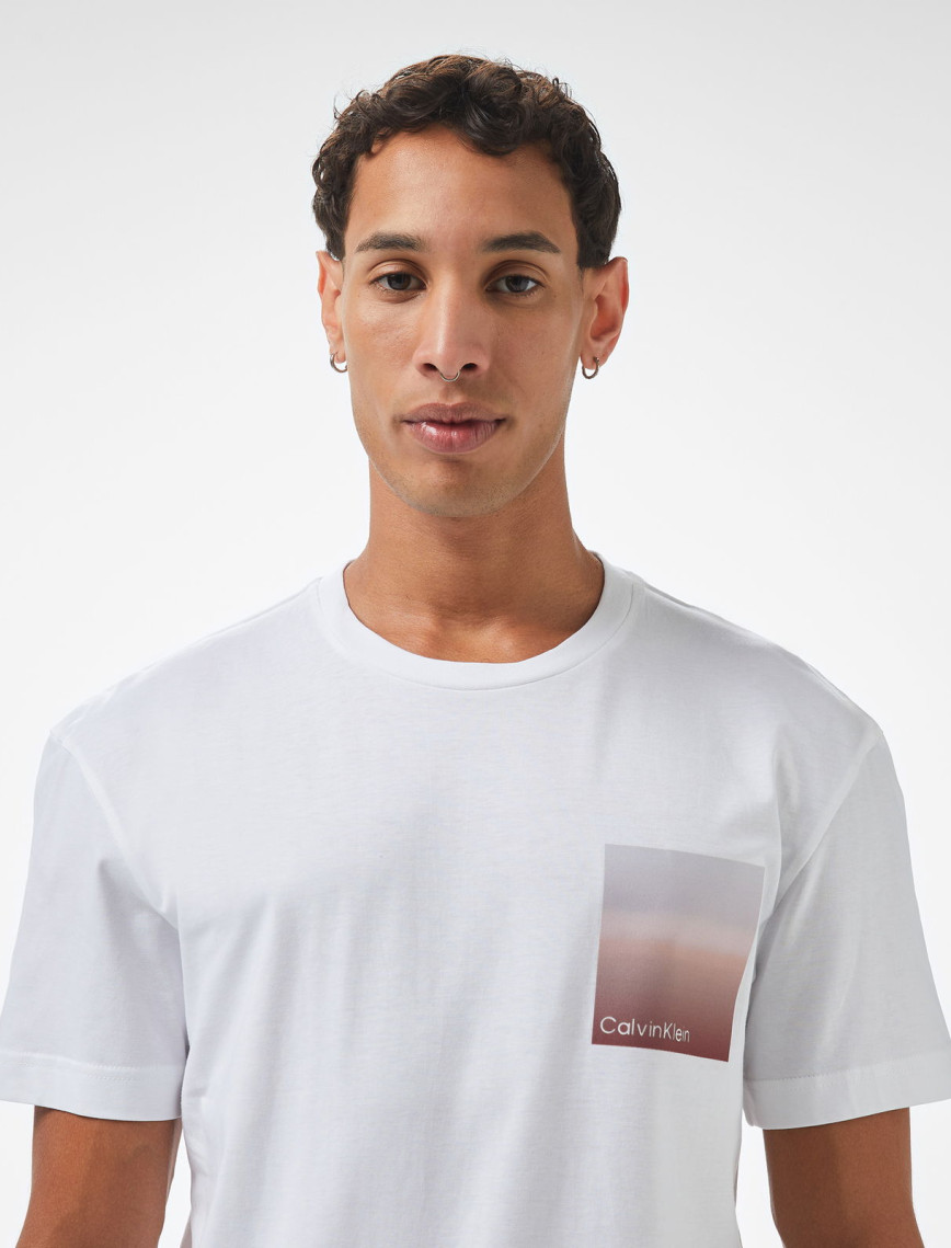 Calvin Klein Ombre Bonded Box Logo Erkek Beyaz T-Shirt Calvin Klein Ombre Bonded Box Logo Erkek Beyaz T-Shirt