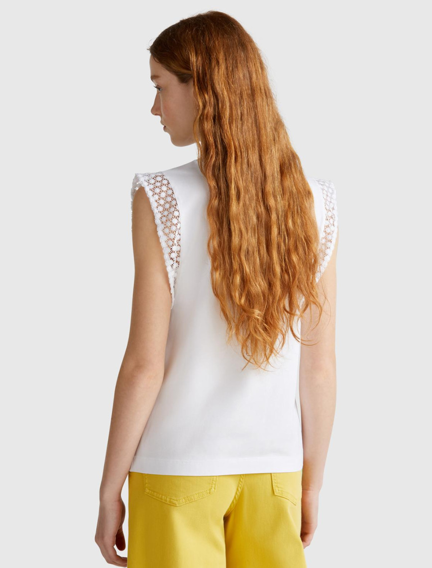 Kadın Beyaz Dantel Detaylı Kolsuz Esnek T-Shirt