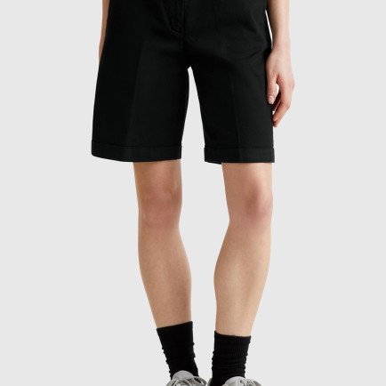Kadın Siyah Pamuk Karışımlı Önü Düğmeli Regular Fit Bermuda Şort Kadın Siyah Pamuk Karışımlı Önü Düğmeli Regular Fit Bermuda Şort