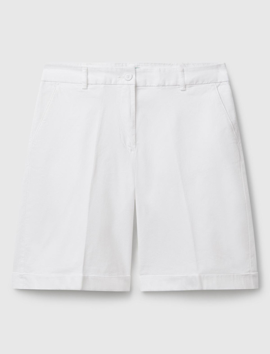Kadın Beyaz Pamuk Karışımlı Önü Düğmeli Regular Fit Bermuda Şort Kadın Beyaz Pamuk Karışımlı Önü Düğmeli Regular Fit Bermuda Şort