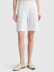Kadın Beyaz Pamuk Karışımlı Önü Düğmeli Regular Fit Bermuda Şort Kadın Beyaz Pamuk Karışımlı Önü Düğmeli Regular Fit Bermuda Şort
