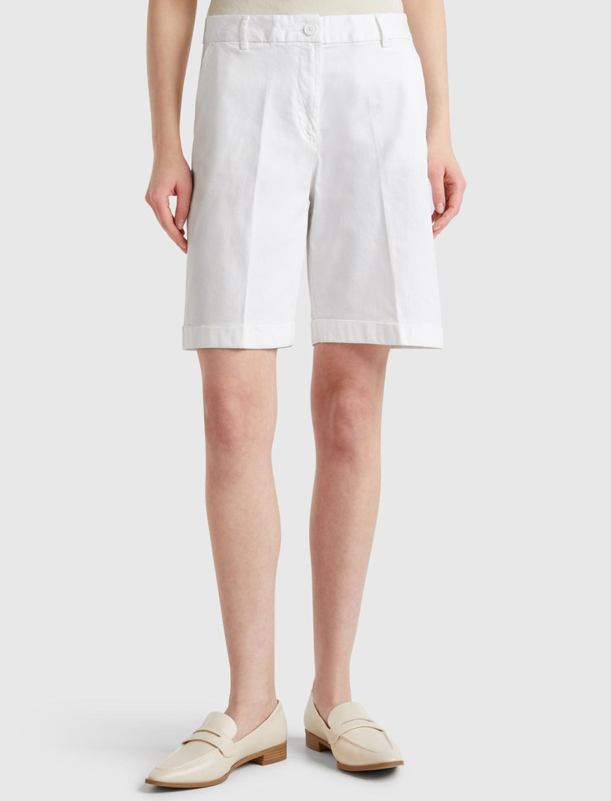 Kadın Beyaz Pamuk Karışımlı Önü Düğmeli Regular Fit Bermuda Şort Kadın Beyaz Pamuk Karışımlı Önü Düğmeli Regular Fit Bermuda Şort