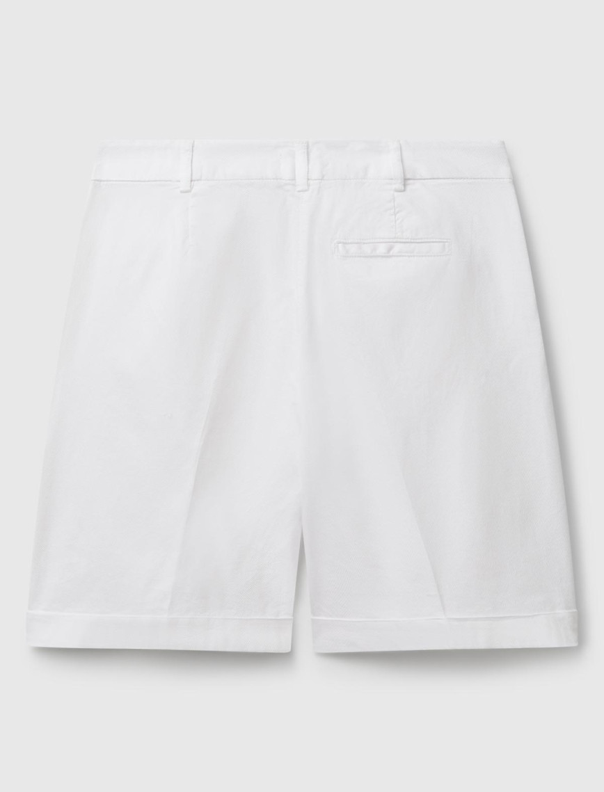 Kadın Beyaz Pamuk Karışımlı Önü Düğmeli Regular Fit Bermuda Şort Kadın Beyaz Pamuk Karışımlı Önü Düğmeli Regular Fit Bermuda Şort