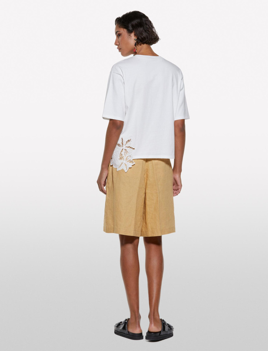 Kadın Kırık Beyaz %100 Pamuk Nakış Detaylı Bisiklet Yaka Regular Fit T-Shirt Kadın Kırık Beyaz %100 Pamuk Nakış Detaylı Bisiklet Yaka Regular Fit T-Shirt