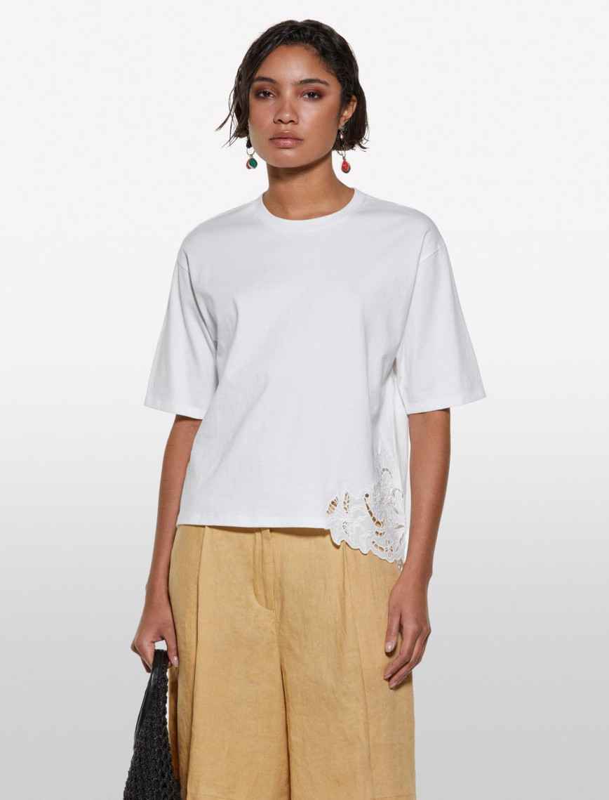 Kadın Kırık Beyaz %100 Pamuk Nakış Detaylı Bisiklet Yaka Regular Fit T-Shirt Kadın Kırık Beyaz %100 Pamuk Nakış Detaylı Bisiklet Yaka Regular Fit T-Shirt