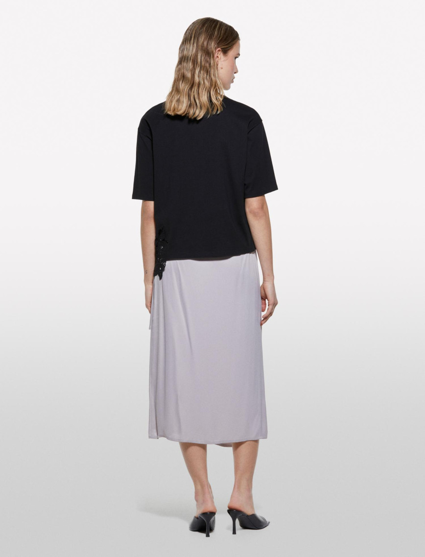 Kadın Siyah %100 Pamuk Nakış Detaylı Bisiklet Yaka Regular Fit T-Shirt Kadın Siyah %100 Pamuk Nakış Detaylı Bisiklet Yaka Regular Fit T-Shirt