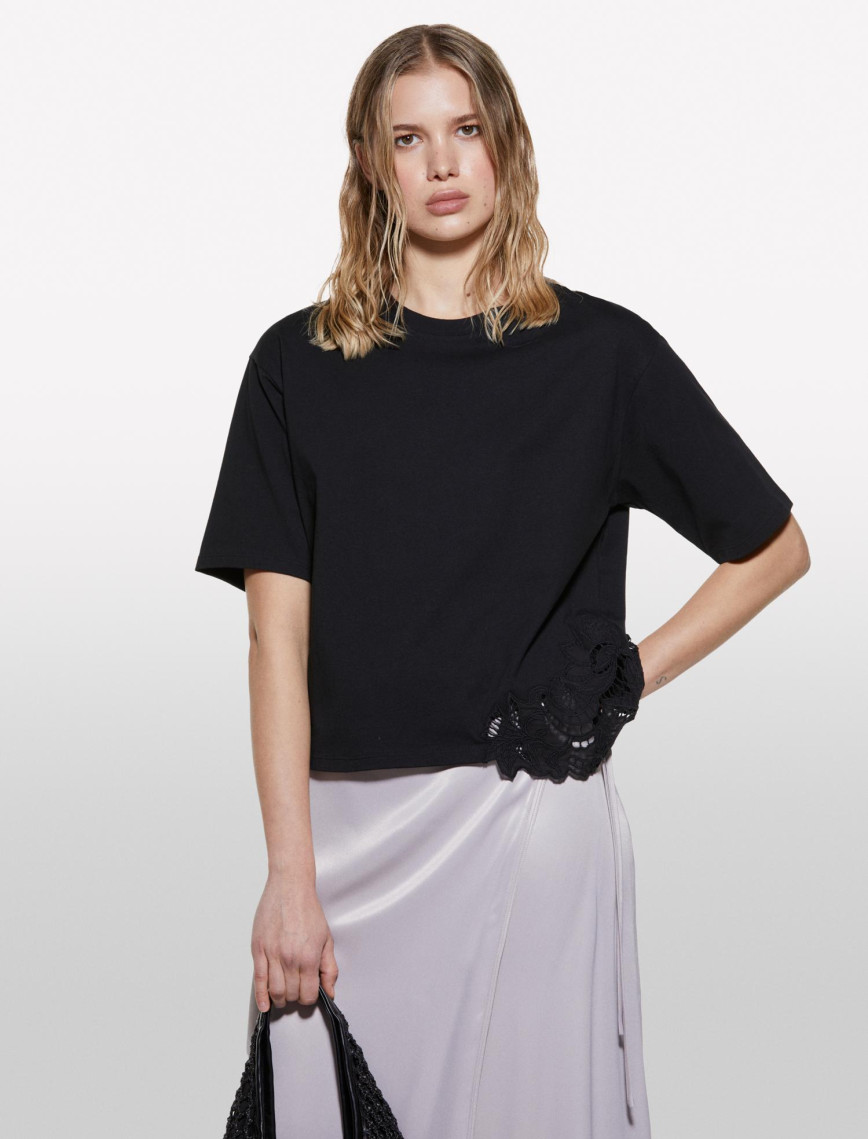 Kadın Siyah %100 Pamuk Nakış Detaylı Bisiklet Yaka Regular Fit T-Shirt Kadın Siyah %100 Pamuk Nakış Detaylı Bisiklet Yaka Regular Fit T-Shirt