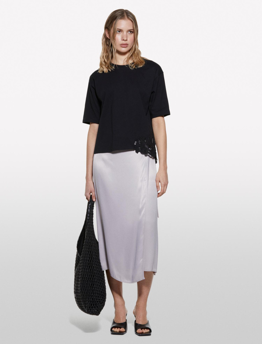 Kadın Siyah %100 Pamuk Nakış Detaylı Bisiklet Yaka Regular Fit T-Shirt Kadın Siyah %100 Pamuk Nakış Detaylı Bisiklet Yaka Regular Fit T-Shirt